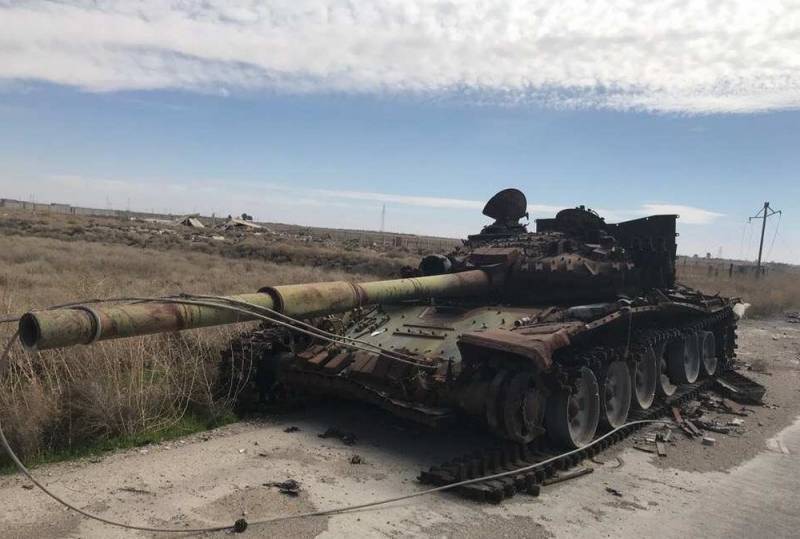 ВКС России сожгли бронеколонну боевиков в Идлибе