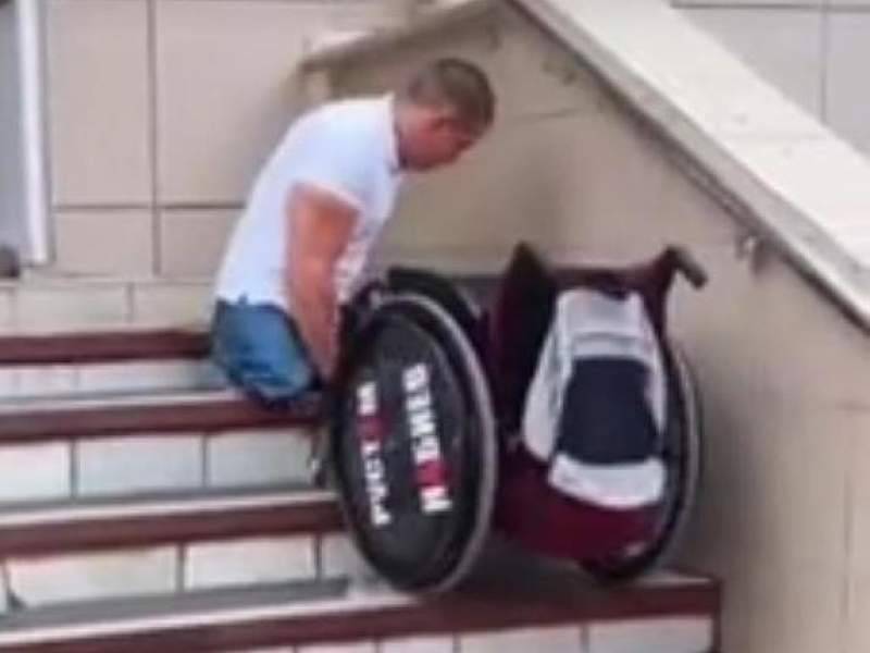 Инвалид-десантник в Уфе прополз по лестнице в поликлинику