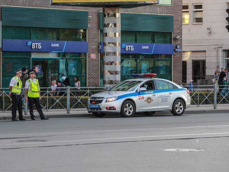 Неизвестный выстрелил в человека из машины в Москве