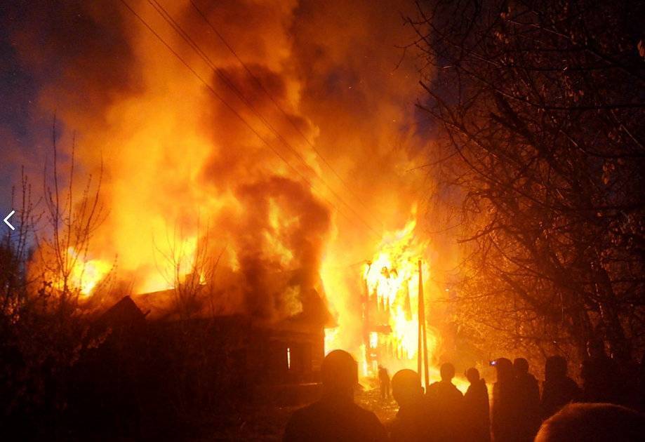 В ночном пожаре под Смоленском сгорел неизвестный мужчина