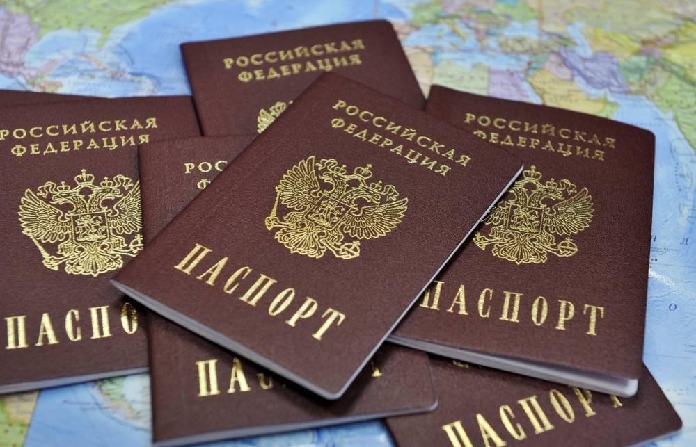 Акимов представил образец электронного паспорта гражданина РФ