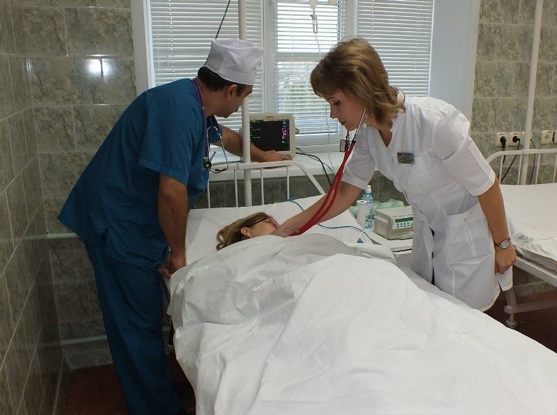 Астраханские врачи спасли мать и ее навороженную девочку