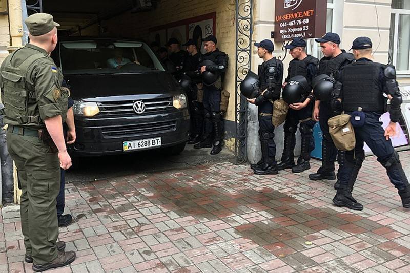 Киев снова перед выбором: Зеленский ведет себя как царь! Но хоть «Славу Украине» с улиц убрали