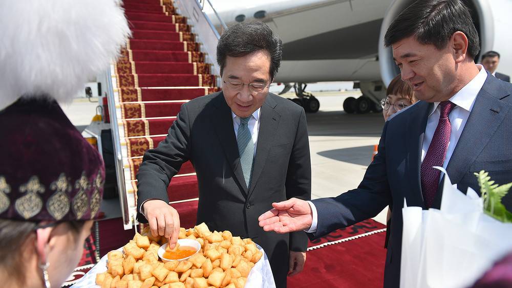 Южнокорейский премьер прилетел после Душанбе в Бишкек | Вести.UZ