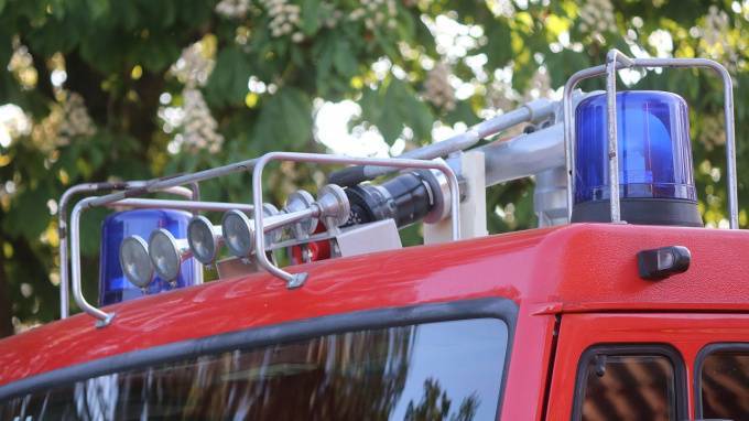 В Выборгском районе пожарные эвакуировали из горящей квартиры пять человек