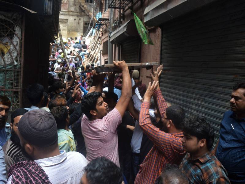 Более десяти человек погибли при обрушении здания в Мумбаи