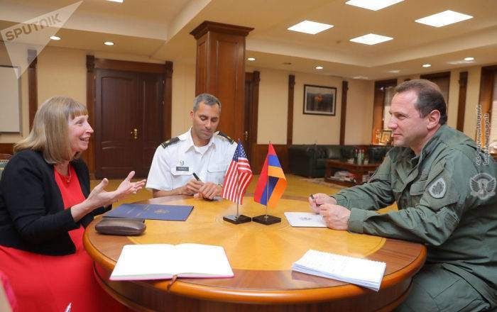Тоноян и Трейси обсудили сотрудничество между Арменией и США в оборонной сфере