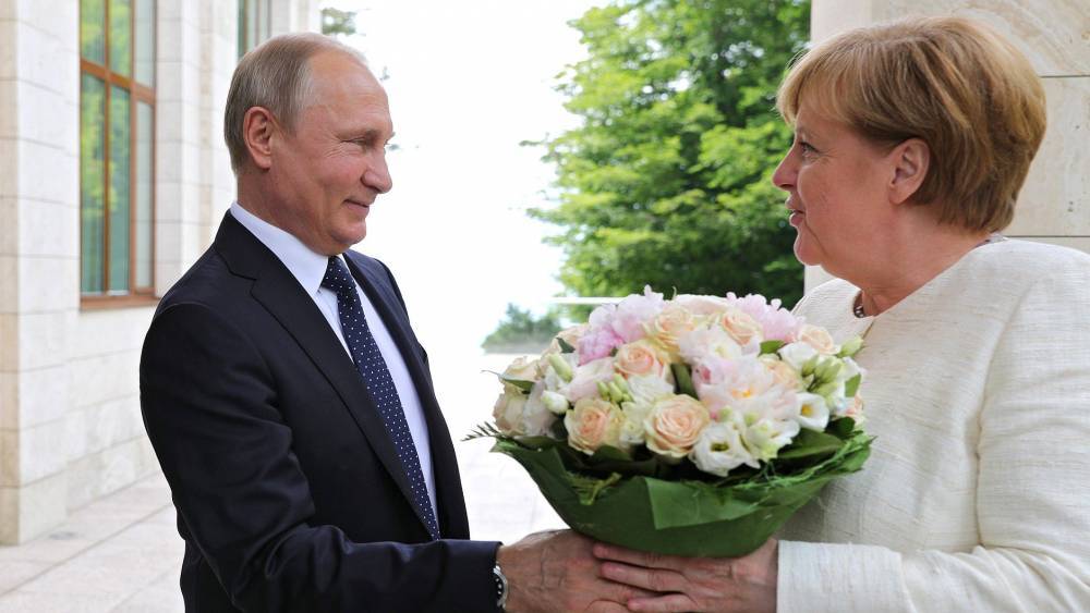 Путин по телефону поздравил Меркель с 65-летием
