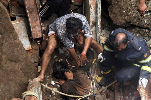 При обрушении жилого дома в Мумбаи погибли 14 человек