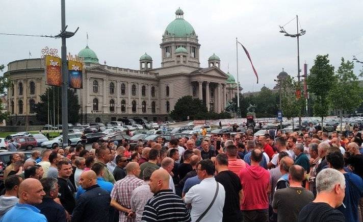 Оппозиция Сербии распахивает «Двери» для новой оранжевой революции
