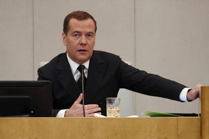 Медведев обозначил сроки внедрения электронных паспортов