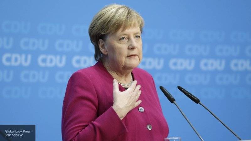 Меркель сидя слушала гимны стран на встрече с премьер-министром Молдавии
