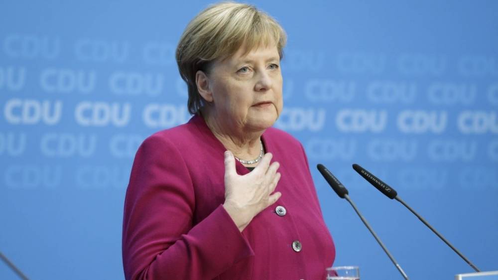 Меркель вновь сидя слушала гимн во время протокольного мероприятия