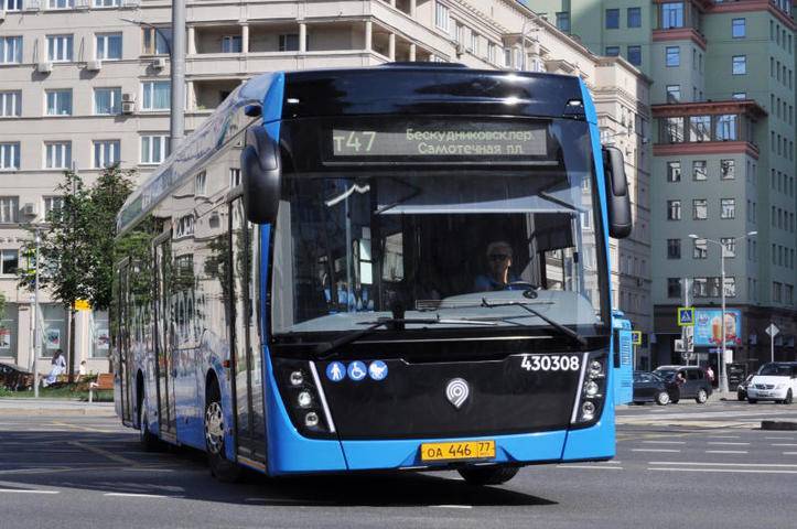 «Мосгортранс» выяснит причины выезда автобуса на северо-западе столицы