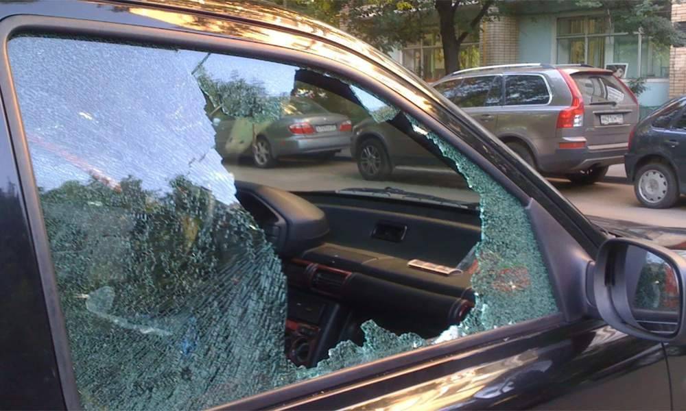 В Гомеле ищут неизвестного, который разбил кулаком стекло в автомобиле. Есть фото