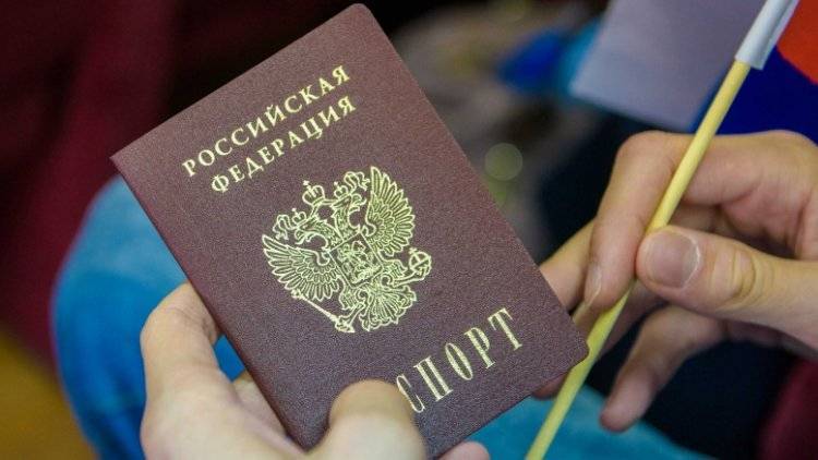 РФ не навязывает свое гражданство жителям юго-востока Украины, заявил Лавров
