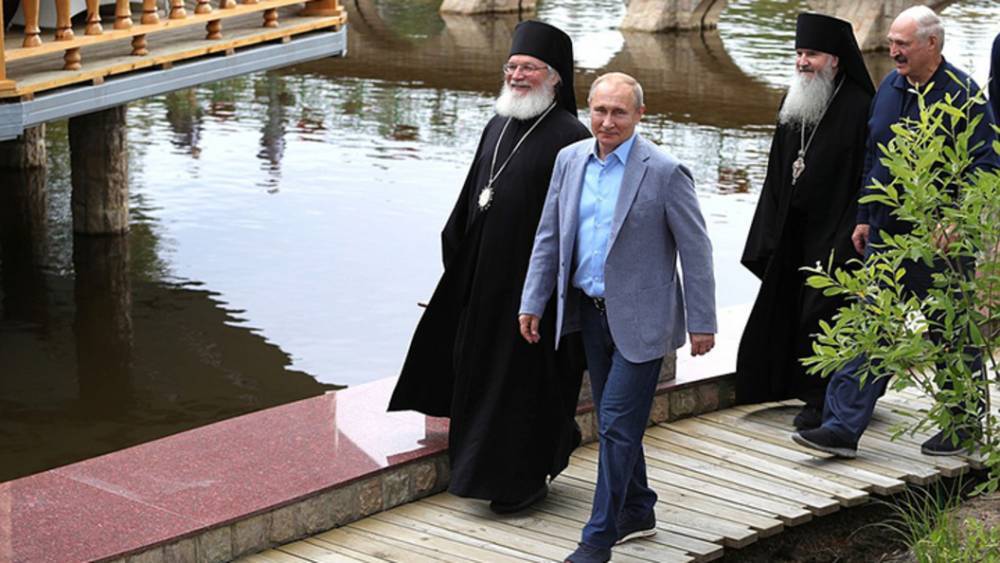 "Как это объяснить? Никак!": На Валааме в монастыре Путину и Лукашенко показали замироточившую икону Божьей Матери
