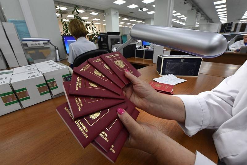 Получение гражданства РФ упростили для жителей всего Донбасса