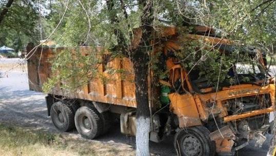 Грузовик протаранил автобус на трассе Алматы-Бишкек: в полиции раскрыли подробности