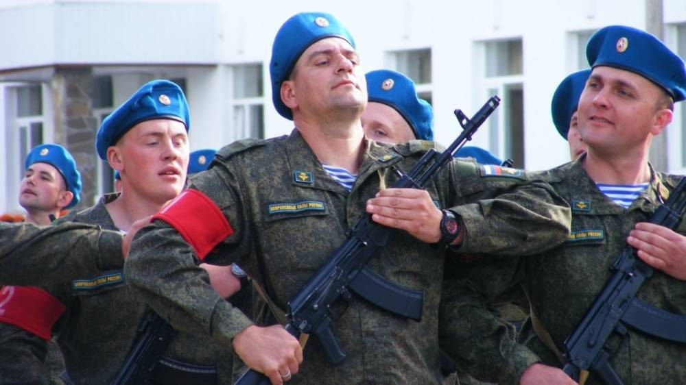 Рядовым и сержантам ВС РФ существенно повысят зарплату с 1 сентября