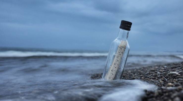 Письмо в бутылке, брошенное в море 50 лет назад, нашли на пляже в Австралии