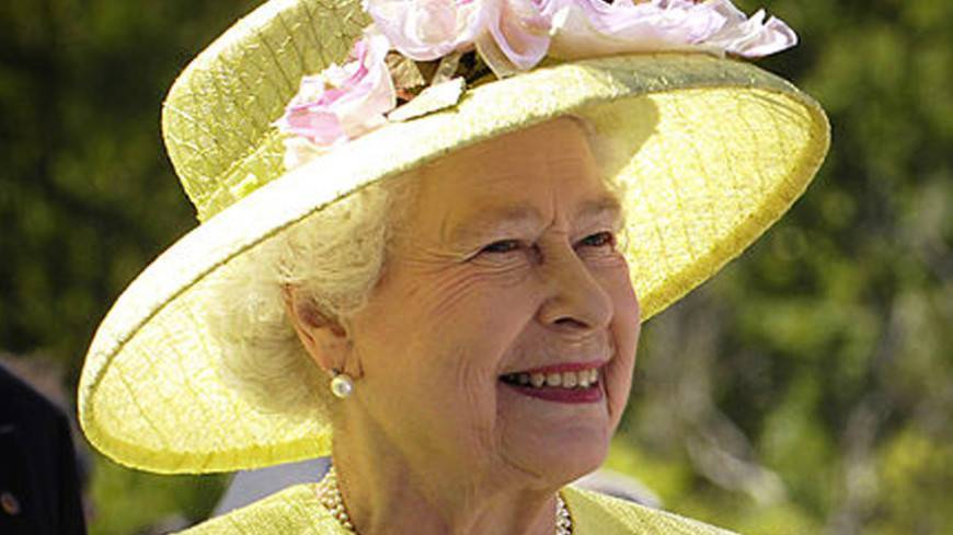 Королева Британии развлекалась ловлей летучих мышей в шотландском замке