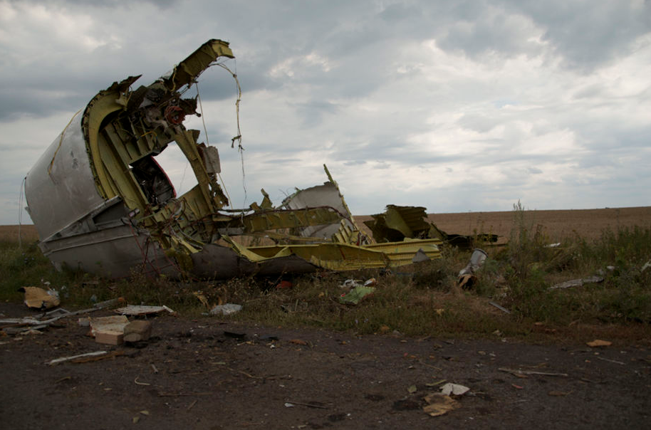 СМИ: неизвестные посредники из “ДНР” продали следователям улики по крушению MH17