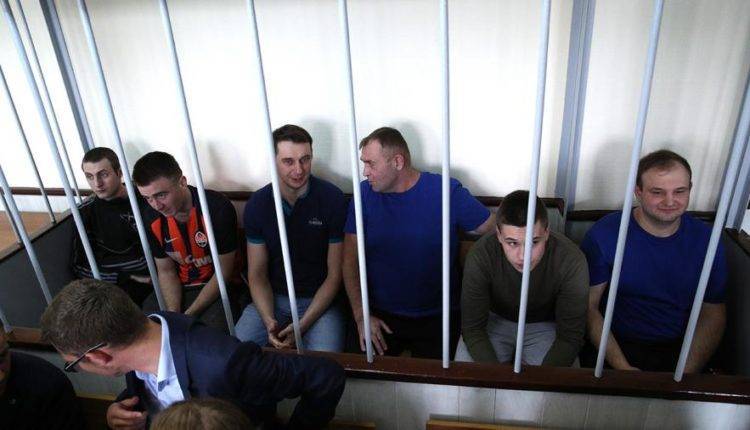 Суд продлил арест 24 задержанным в Керченском проливе морякам