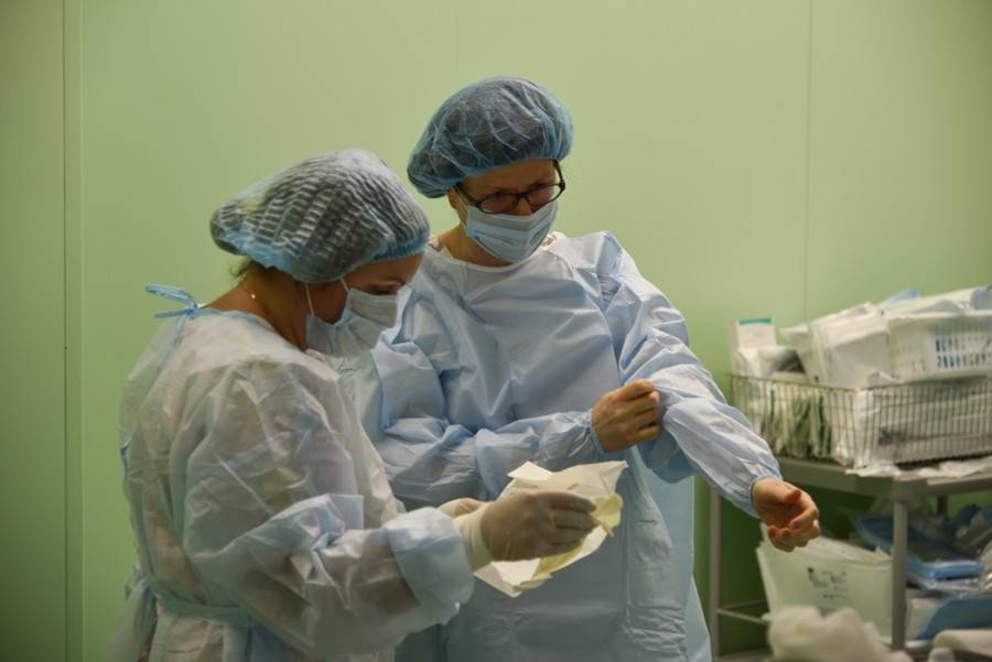 Подмосковные врачи восстановили руку пациентке после сложного перелома