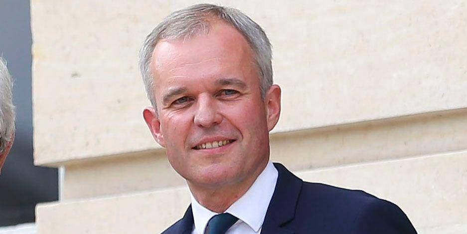 Французский министр подал в отставку из-за ужинов с омарами за госсчет