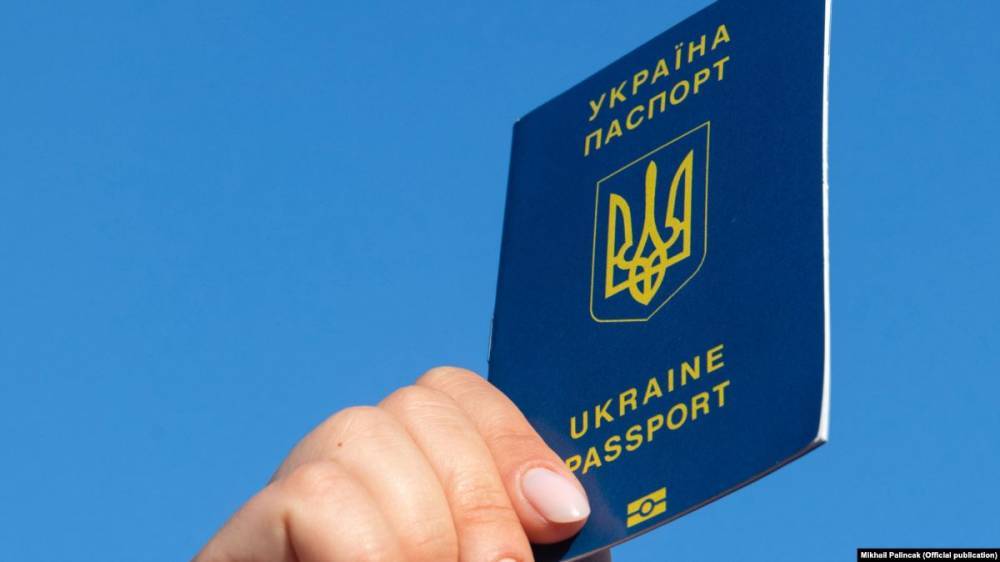 Зеленский поручил упростить предоставление гражданства Украины