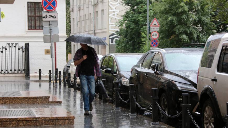 Дожди и грозы: непогода задержится в Москве минимум на сутки