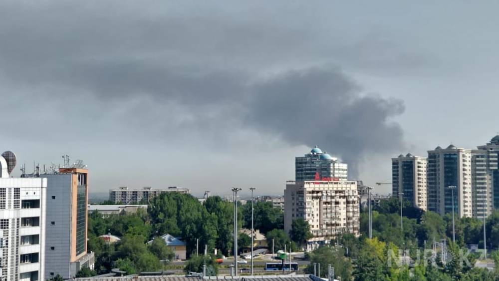 Склад горит за ипподромом в Алматы: для тушения привлекли вертолет