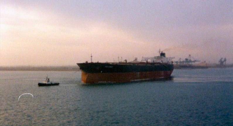 В Ормузском проливе исчез нефтяной танкер Riah