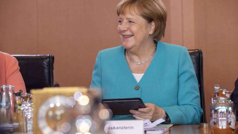 Ангела Меркель - Жан-Клод Юнкер - Франс Тиммерманс - Хельга Браун - Немецкая рокировка: Как "дрожащая" Меркель хитро гарантировала себе ещё минимум два года правления - tsargrad.tv - Италия - Германия - Польша - Брюссель - Ляйен