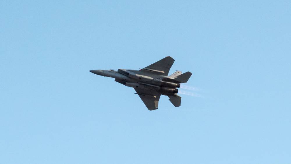 Истребитель F-15 внезапно задымился и экстренно сел в Польше