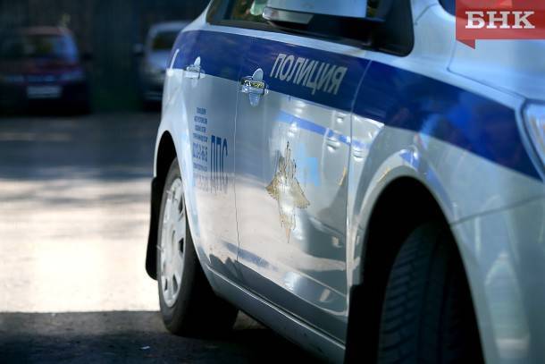 В Сыктывкаре водитель-нарушитель на КамАЗе наехал на стоящий Ford