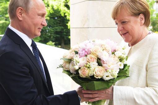 «Тепло поздравил»: Путин позвонил Меркель