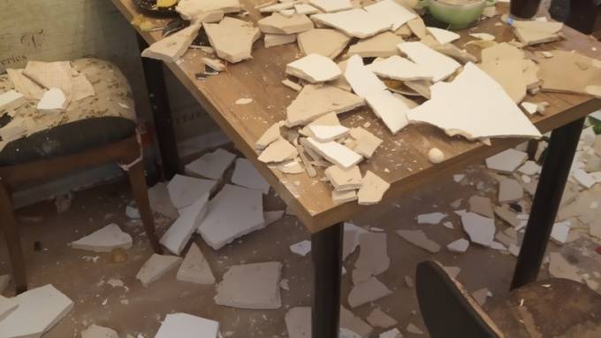 В Кудрово в квартире во время праздника на гостей обрушился потолок