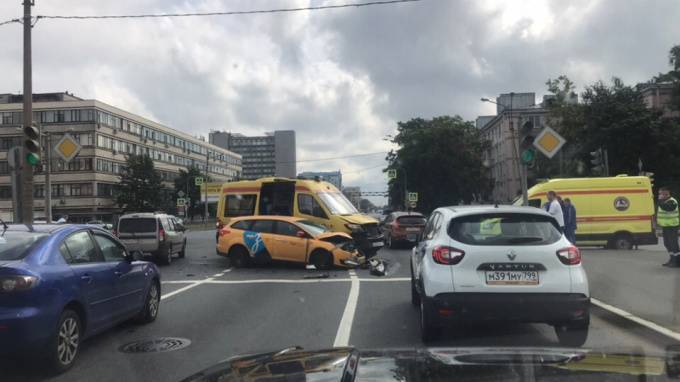 Водитель такси не пропустил реанимацию в Московском районе