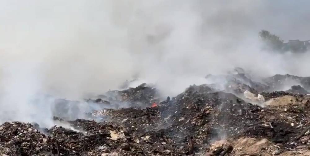 Едкий дым от пожара на заводе заполонил окраины Караганды (видео)