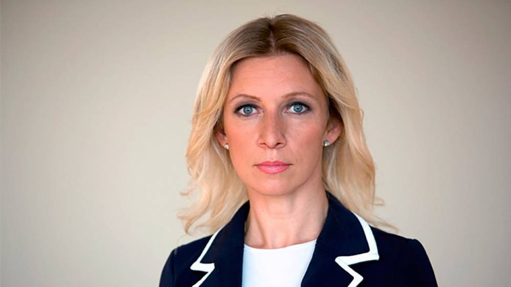 Захарова отреагировала на идею Зеленского выдавать гражданство «этническим украинцам»