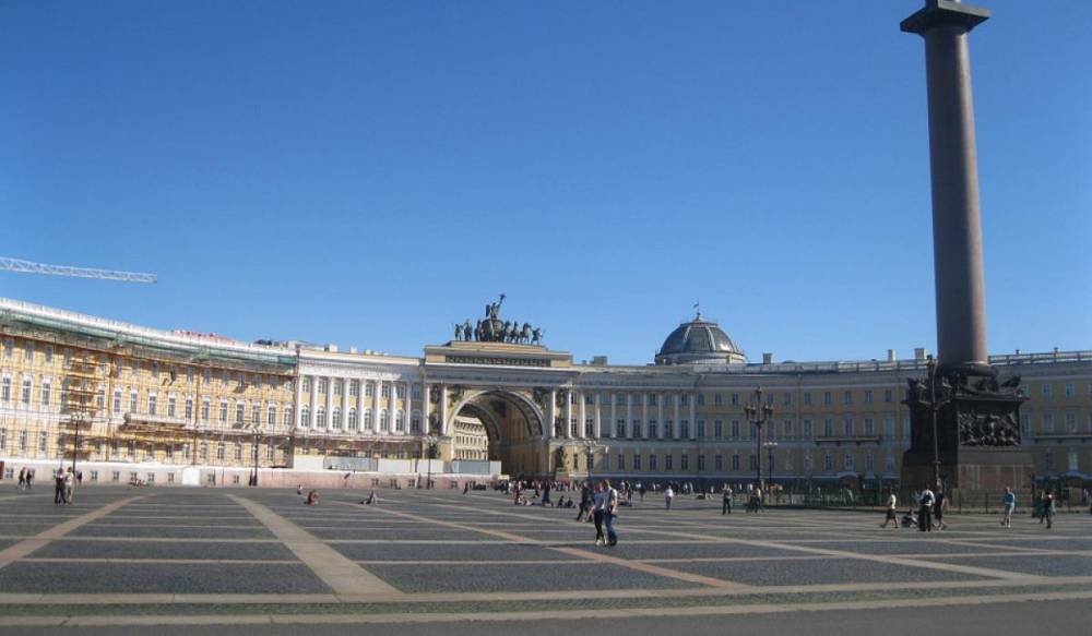 Дворцовая площадь и фонтаны Петергофа стали самыми фотографируемыми местами России