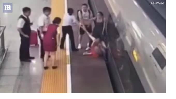 Видео: китаянка попыталась задержать скоростной поезд ногой и попала в тюрьму
