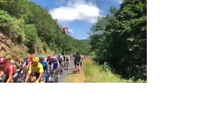 Видео: велосипедист пролетел 16 метров над головами участников велотура