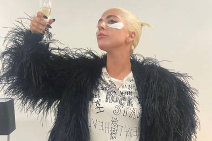 Россияне превратили Instagram Леди Гаги в чат о голубцах и пробках