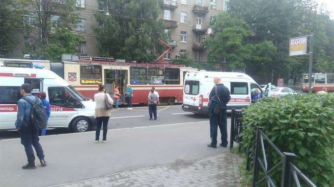 Водитель сбил пешехода около трамвайной остановки на Торжковской улице