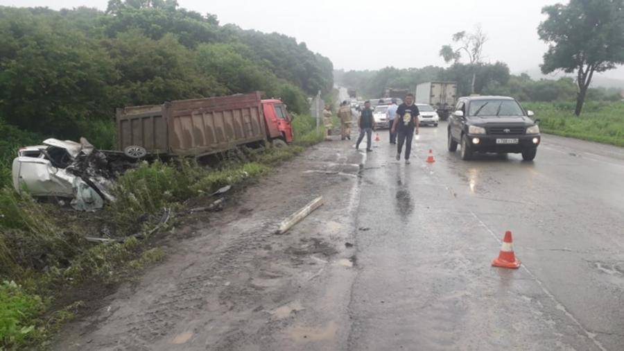 Шесть человек погибли в ДТП с грузовиком в Приморье