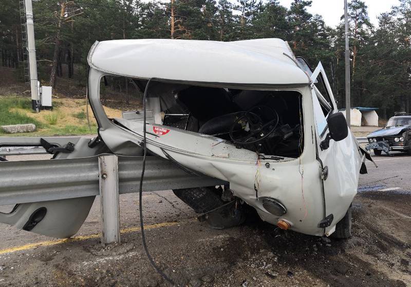 В Бурятии водитель УАЗа и двое пассажиров чудом выжили в страшном ДТП
