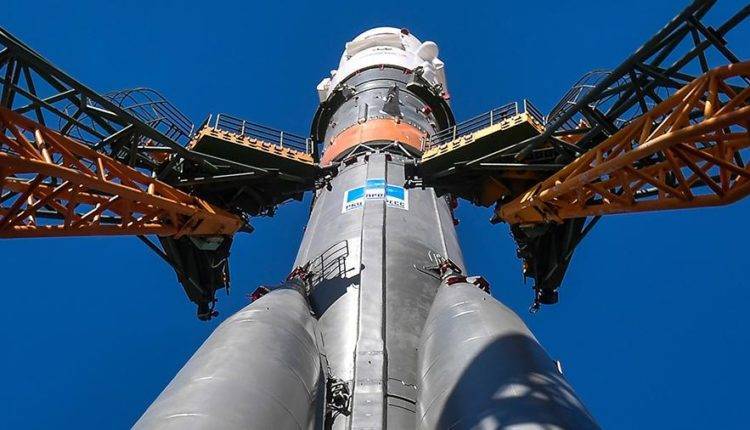 Ракету с кораблем «Союз МС-13» установили на стартовый стол на Байконуре